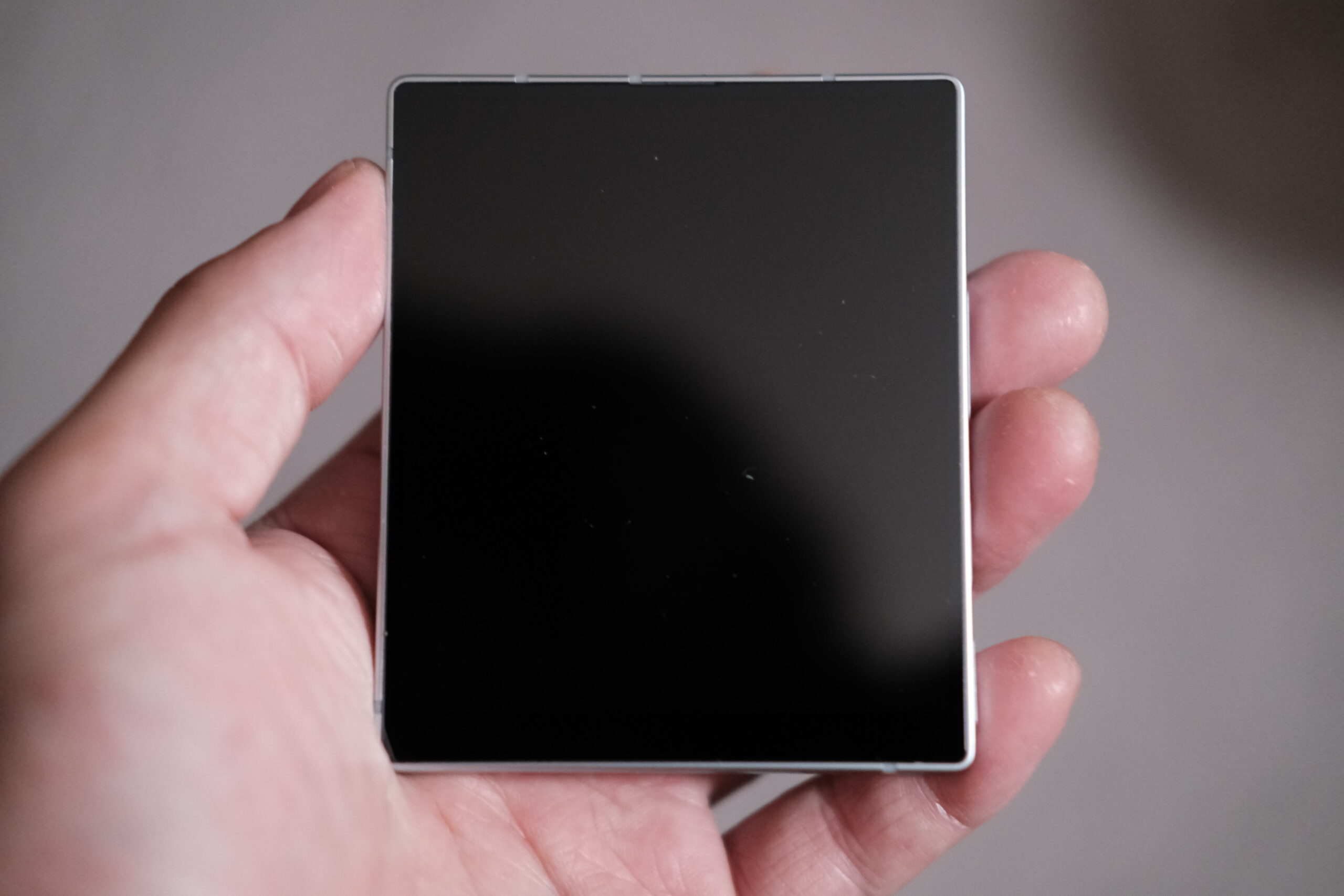 手のひらに収まるMindOne Pro