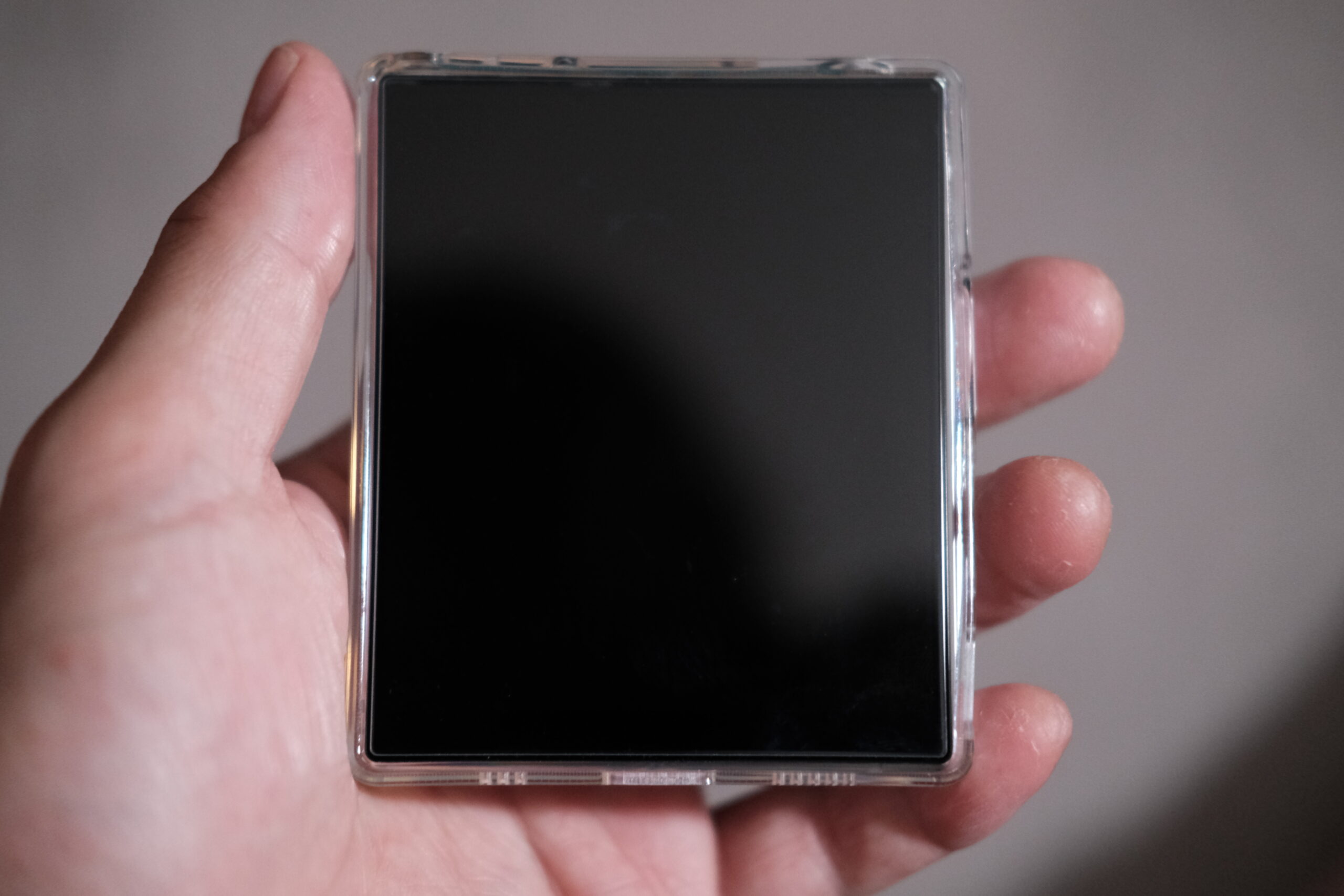 透明ケースを装着したMindOne Pro